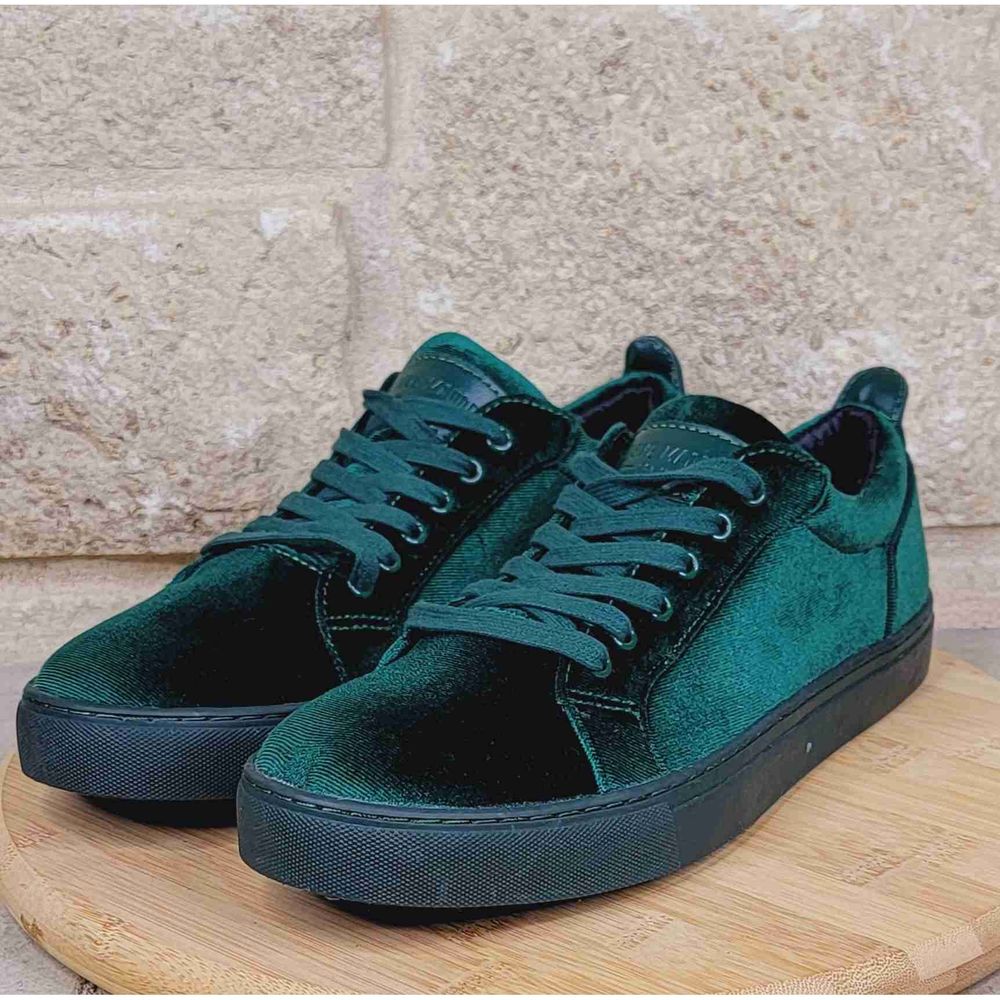 Steve Madden Casual Low Top Round Toe Velvet Satin Lining Yazi Sneakers Size 7.5